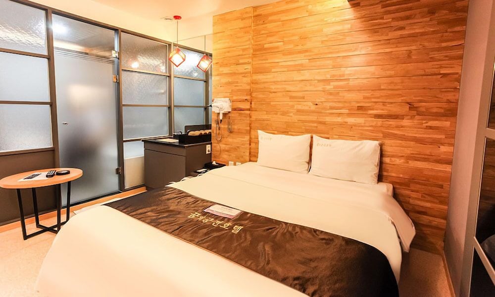 DELUXE, DOUBLE BED
