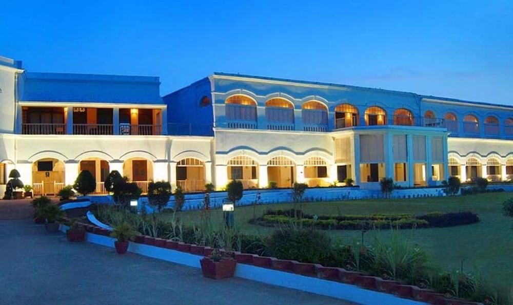 Chanakya Bnr Hotel 2/50