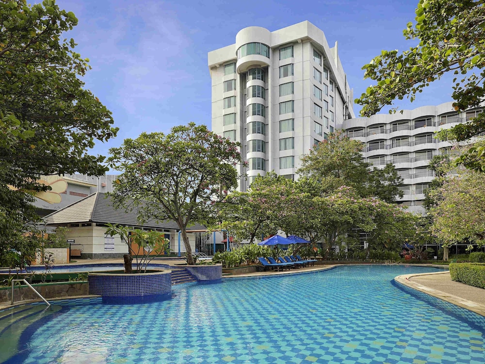 Mercure Convention Center Ancol 60/63