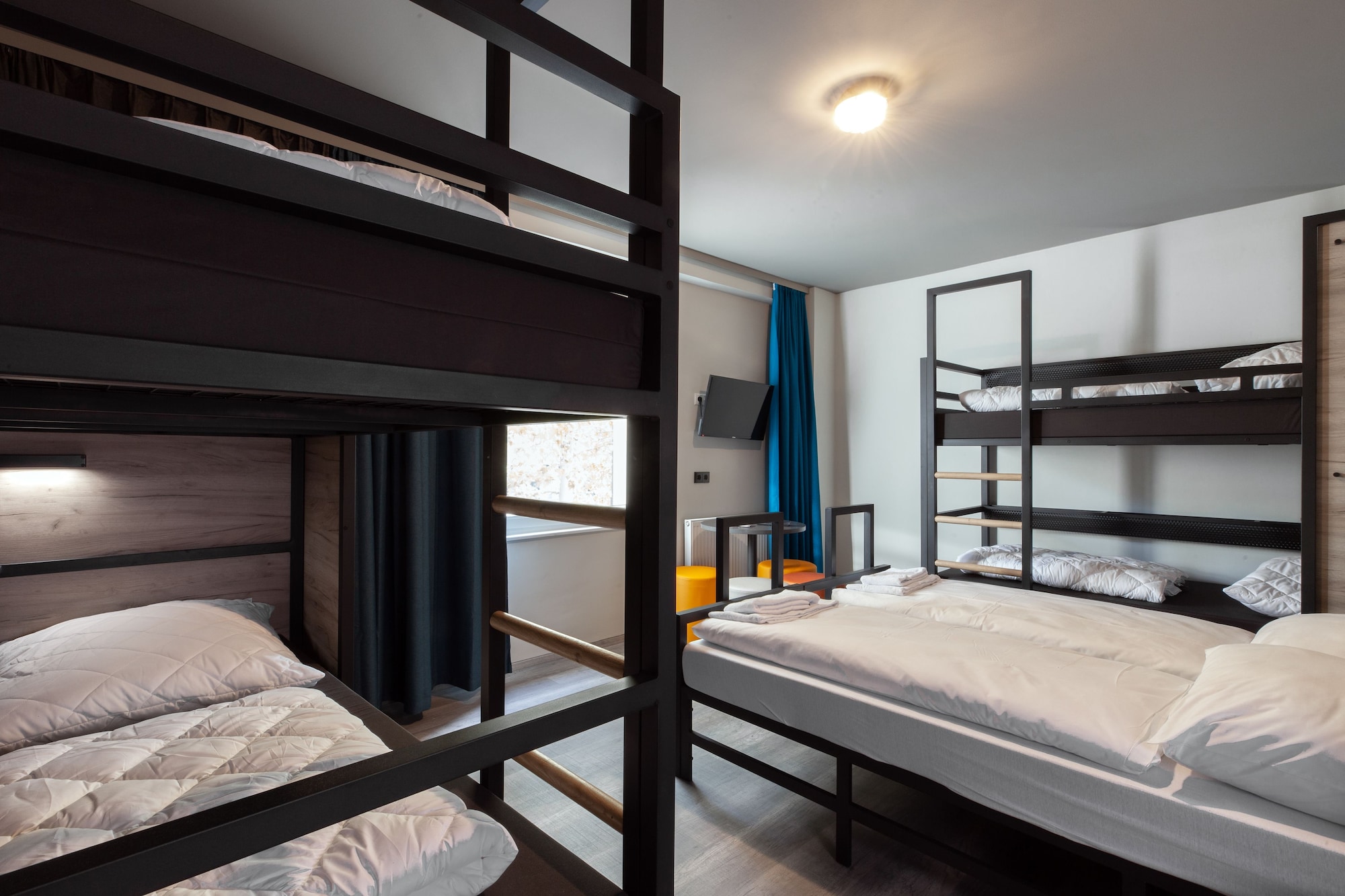 MIXED DORM, 8 BEDS