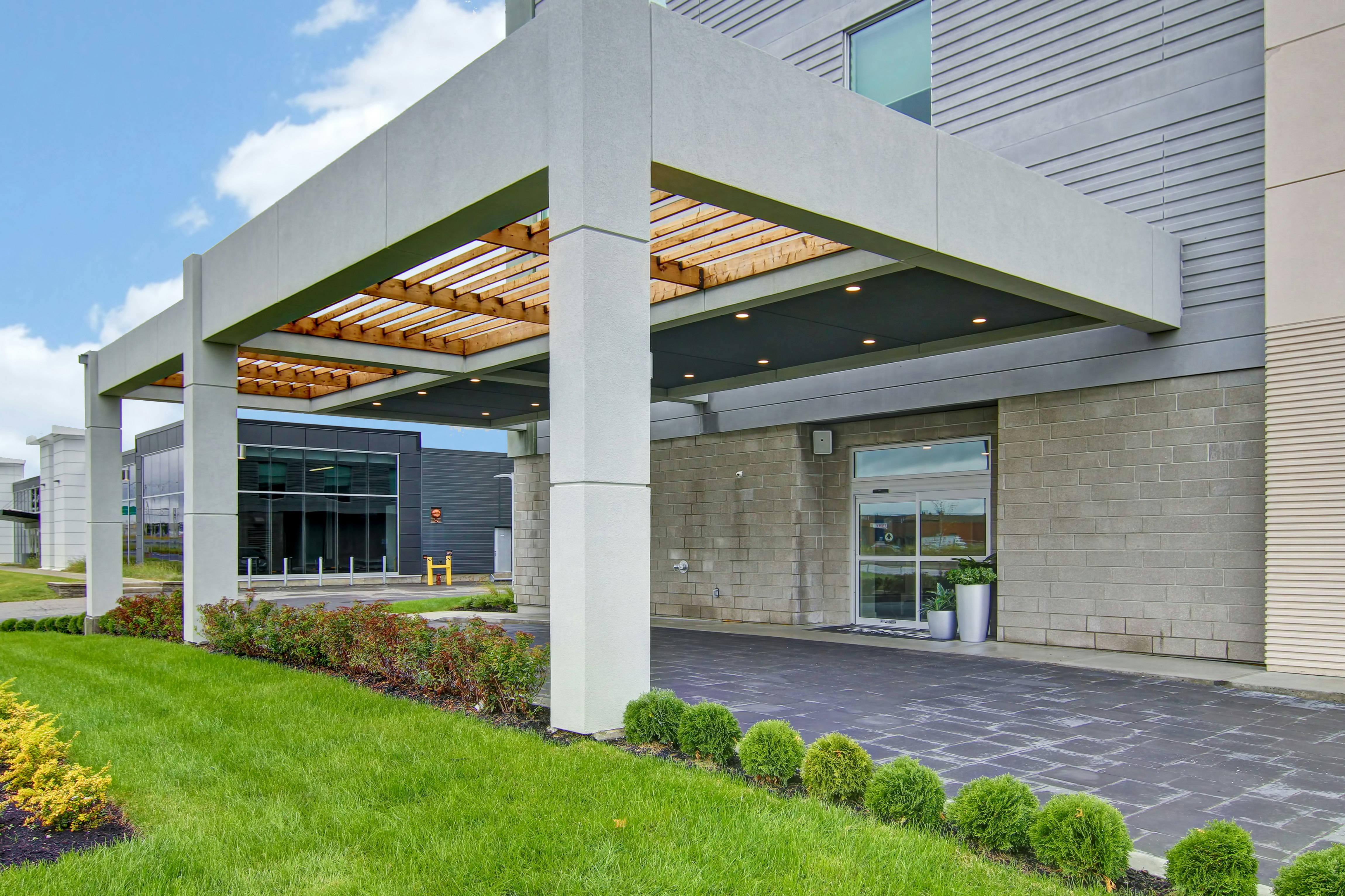 Home2 Suites By Hilton Montreal Dorval 67/68