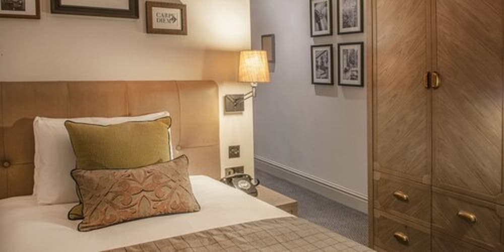 De Vere Latimer Estate 14/50
