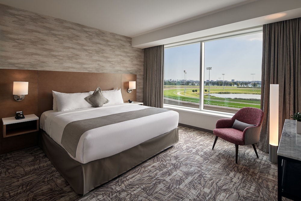 2 BEDROOMS, RACETRACK, SUITE, KING BED, QUEEN BED