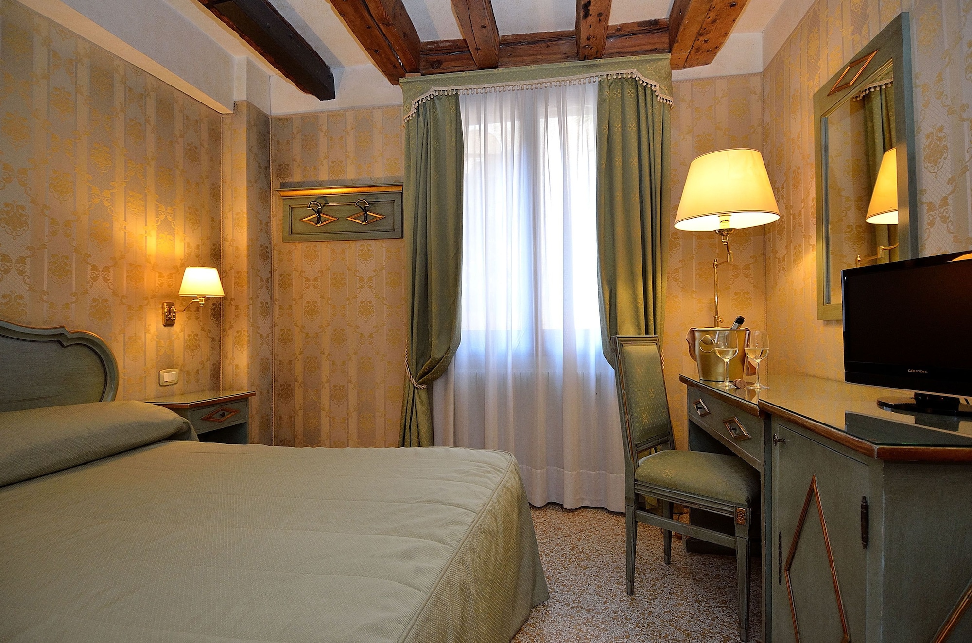 DELUXE, DOUBLE BED, CANAL VIEW