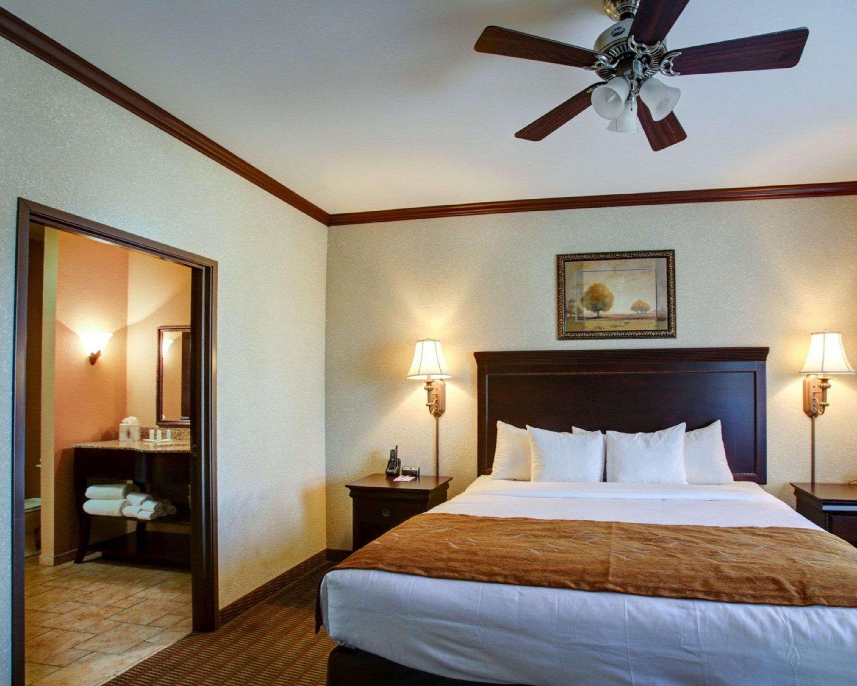 SUITE, KING AND QUEEN BED