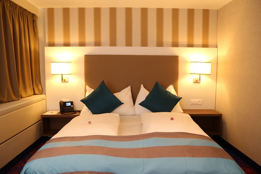 My Home Hotel 18/65