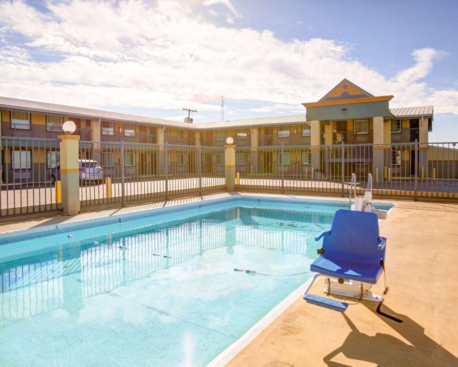Econo Lodge Temple, TX 19/31