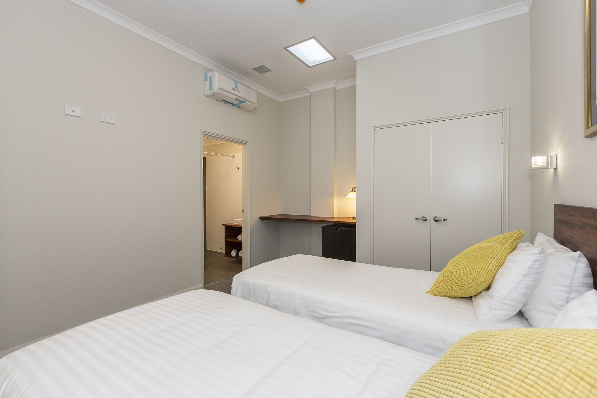 DELUXE, TWIN BEDS, NO WINDOW