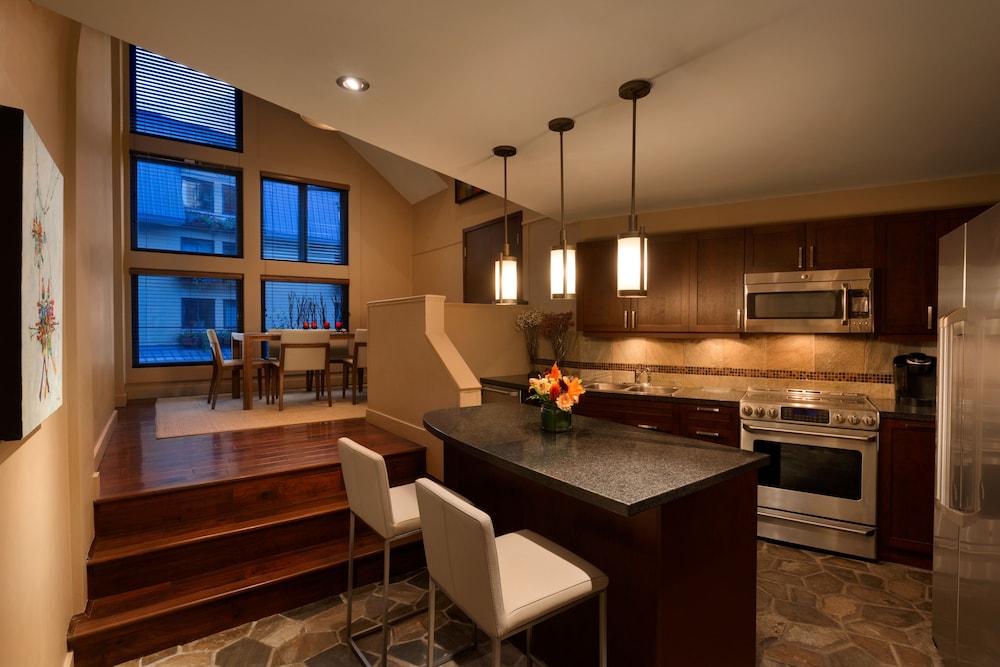 Executive Inn At Whistler Village 40/51