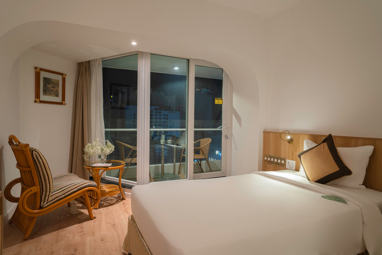 Deluxe, Twin Beds, Partial Sea View