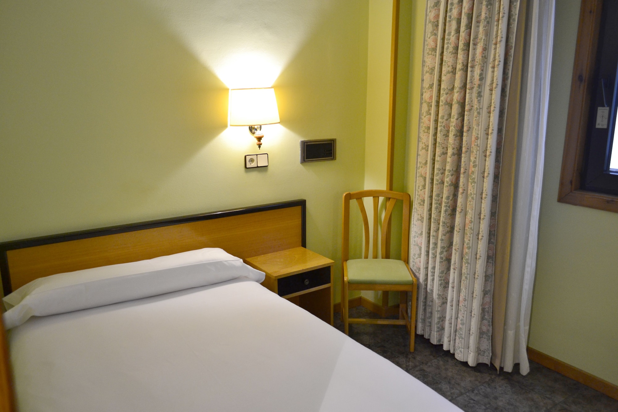 ROOM, SINGLE