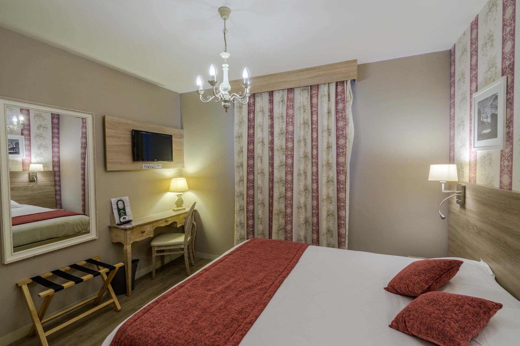 ROOM, DOUBLE BED