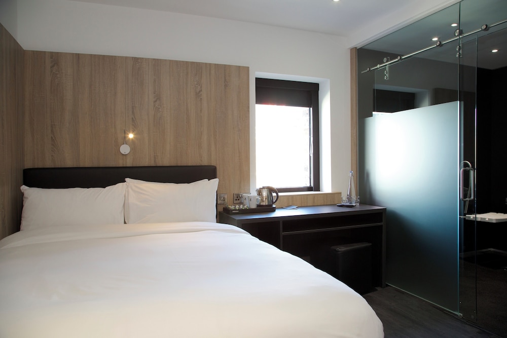 ROOM, QUEEN BED, ACCESSIBLE