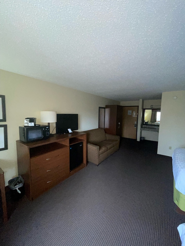 Cobblestone Hotel & Suites - Wisconsin Rapids 3/31
