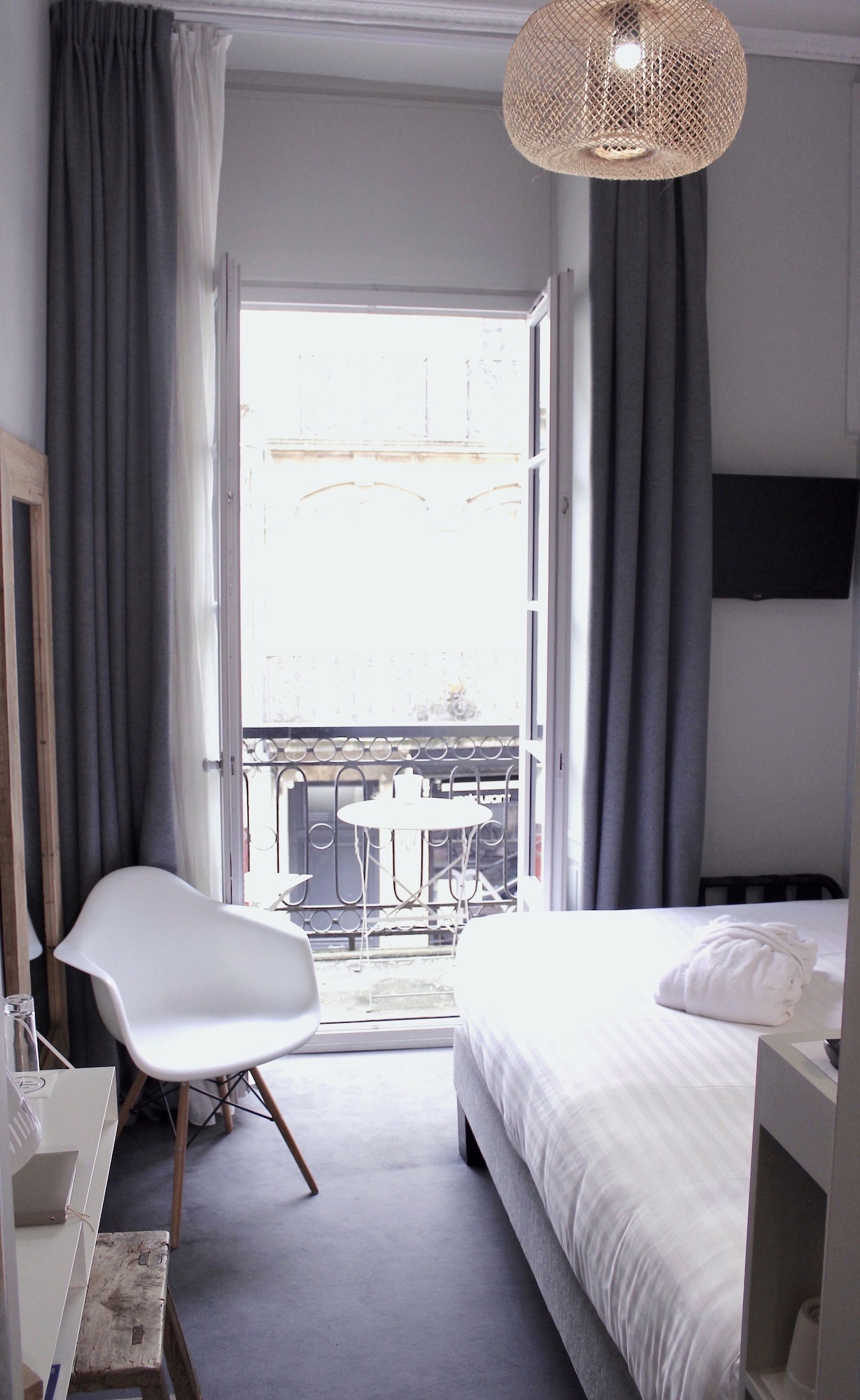 ROOM, SINGLE