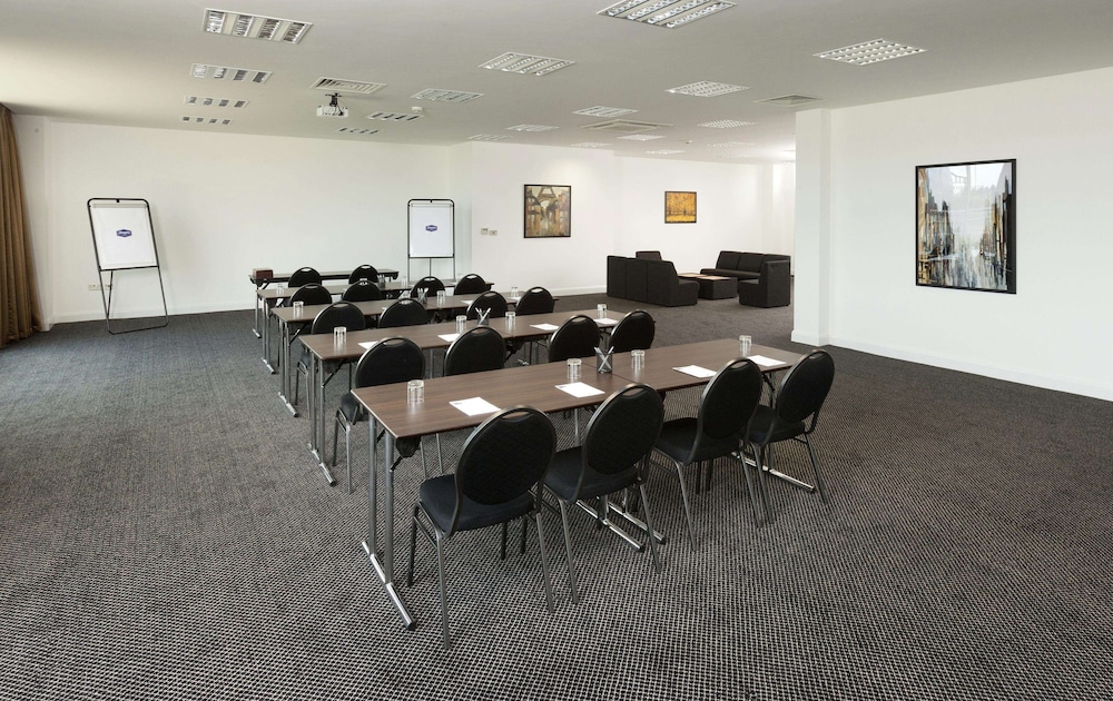 HAMPTON BY HILTON LONDON LUTON AIRPORT 46/50