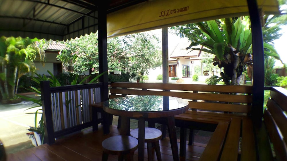 Khum Nakhon Hotel 27/47