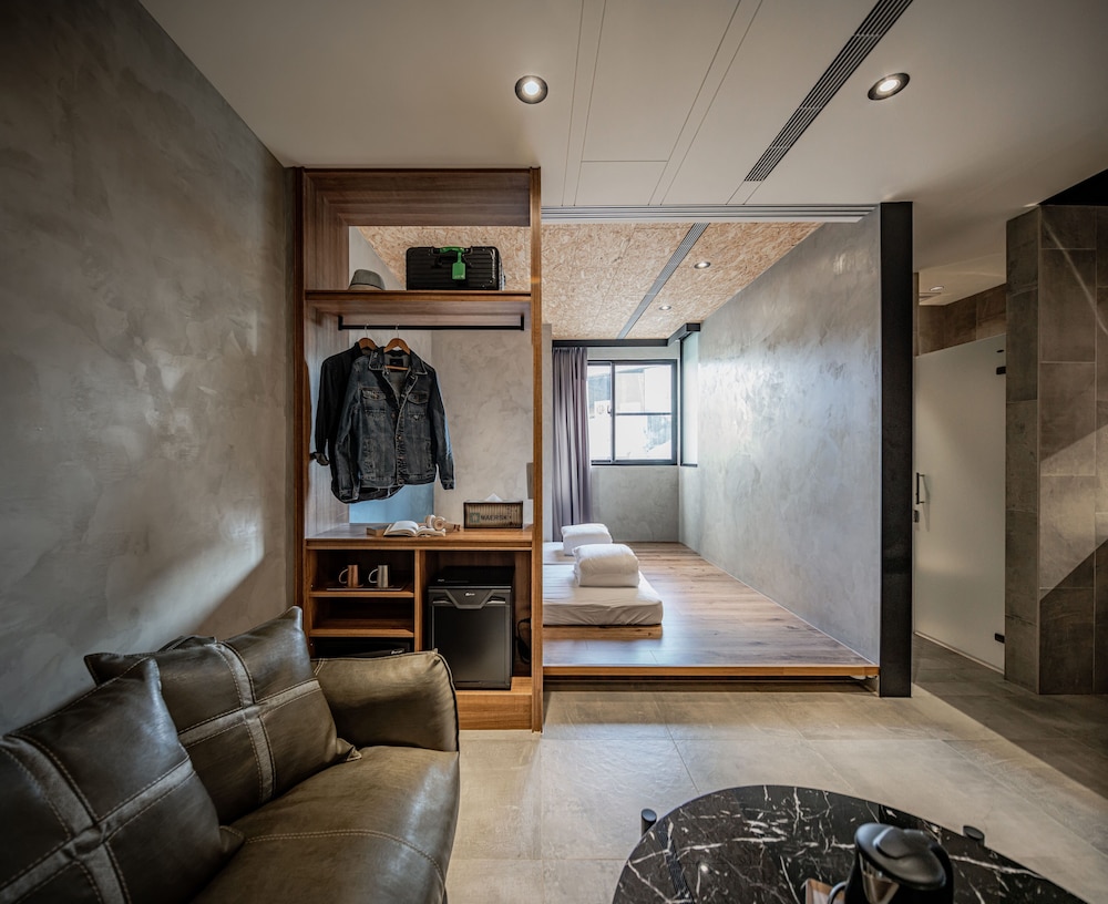 Oinn Hotel and Hostel 24/56