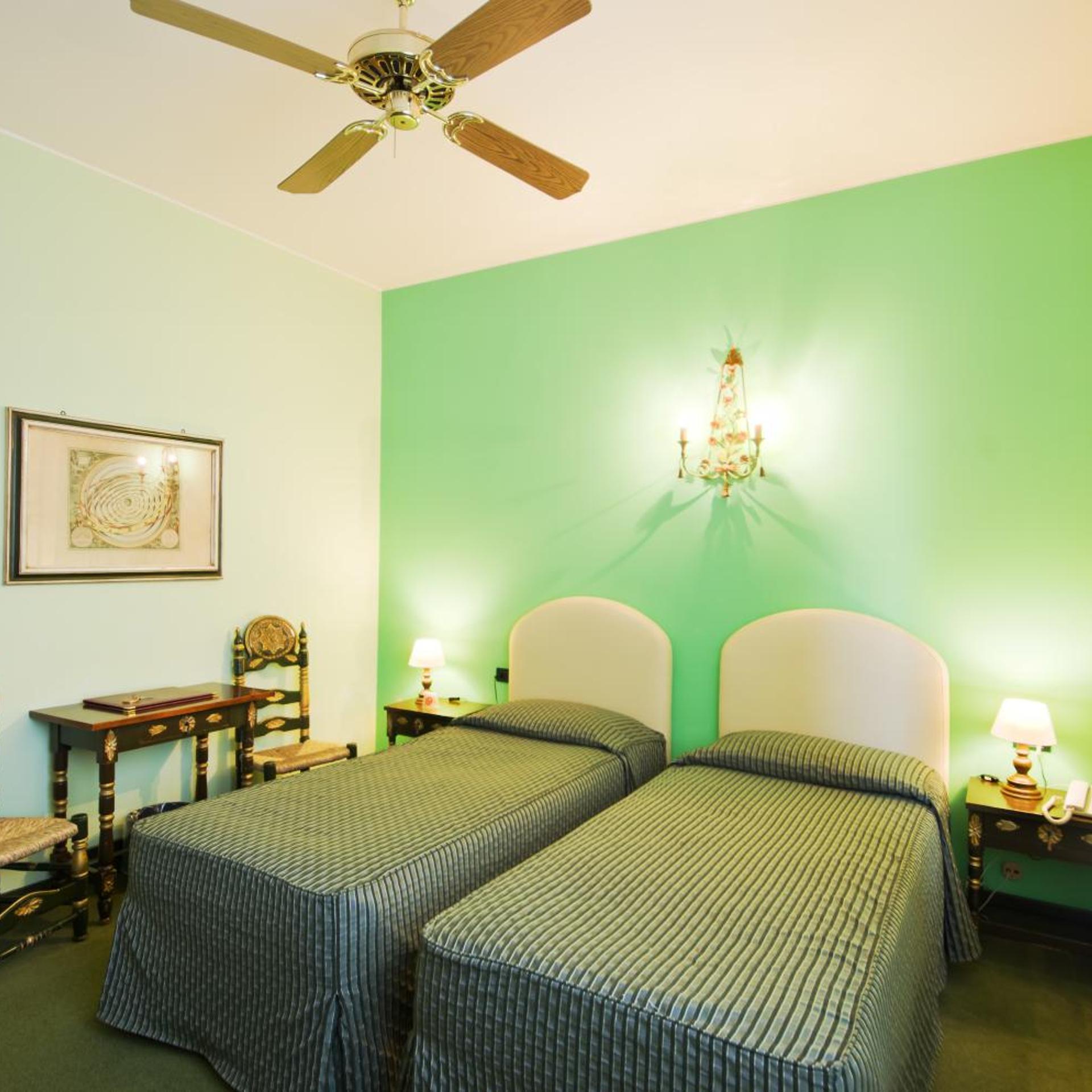 ROOM, TWIN BEDS