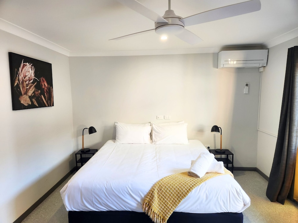 Standard, Queen Bed