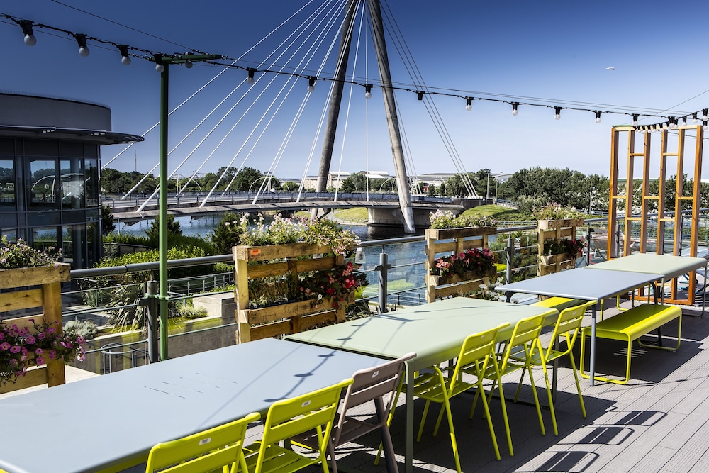 Waterfront Southport Hotel 40/50