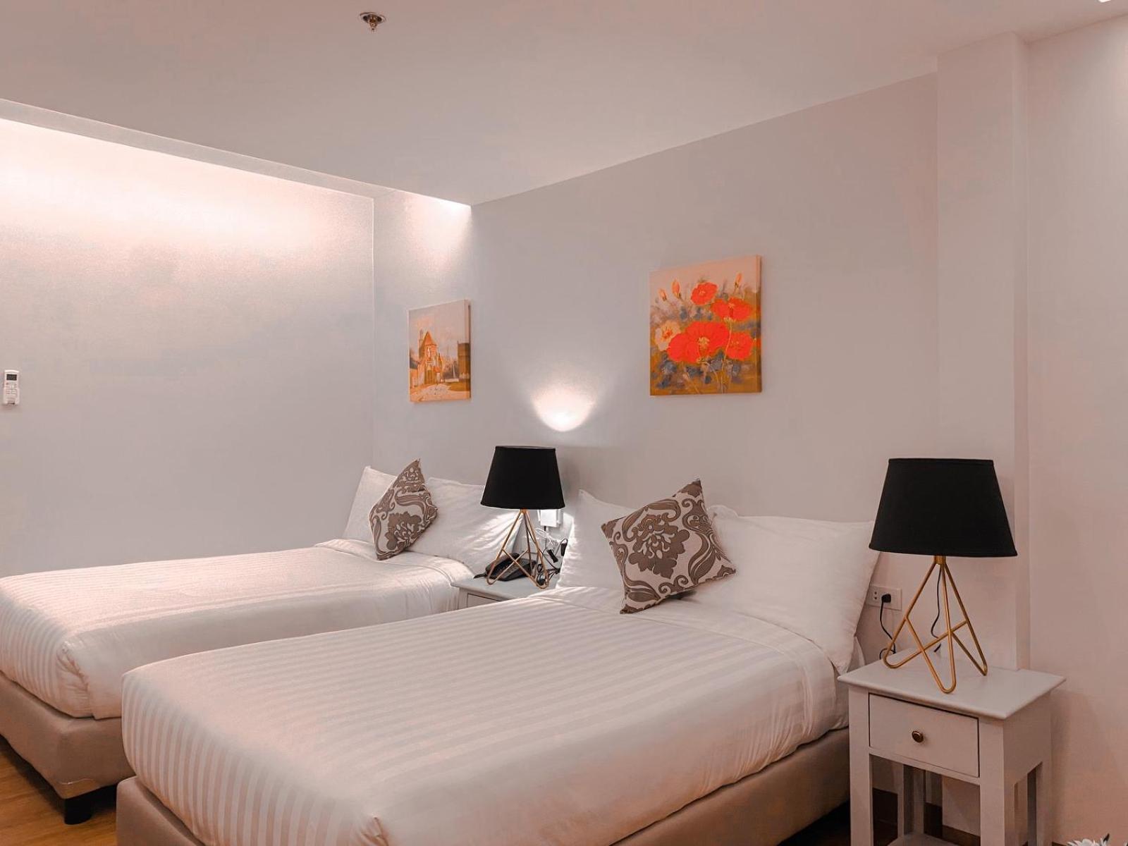 DELUXE, TWIN BEDS