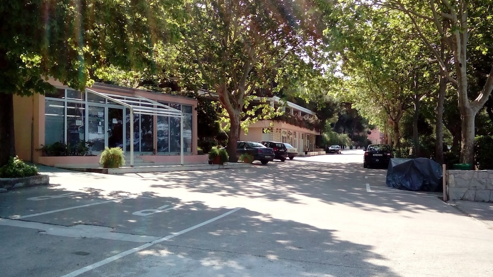 BRZET HOTEL OMIS 29/50
