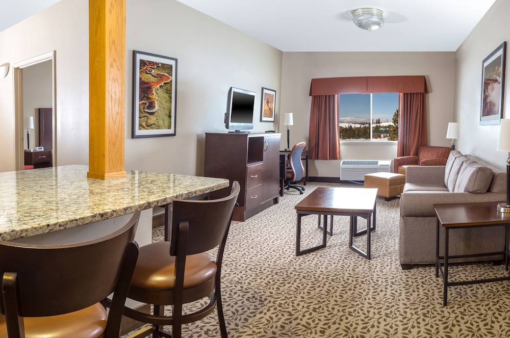 Gray Wolf Inn And Suites 46/67
