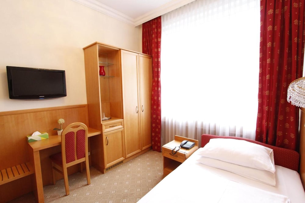 ROOM, SINGLE, SINGLE BED