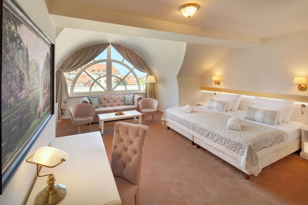 MAISONETTE, SUITE