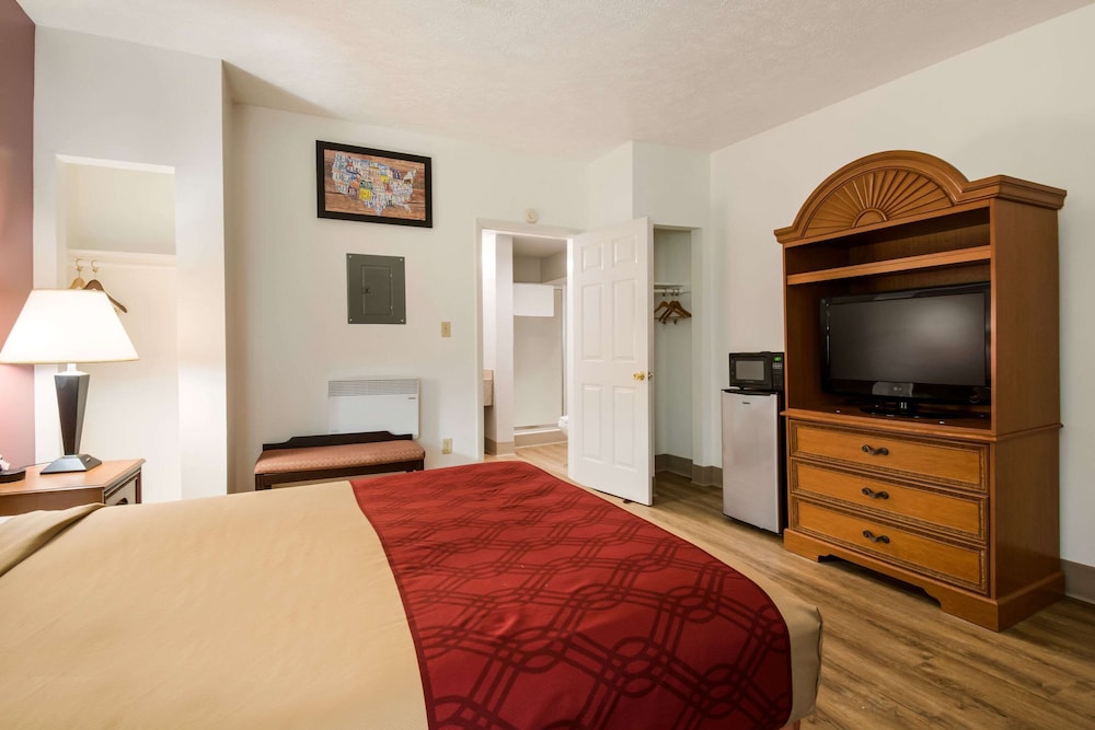 Econo Lodge Inn & Suites Lake Harmony - Pocono Mountains Area 14/29