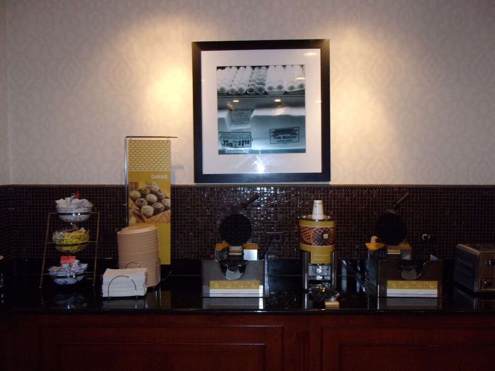 Hampton Inn Suites Bolingbrook 17/48