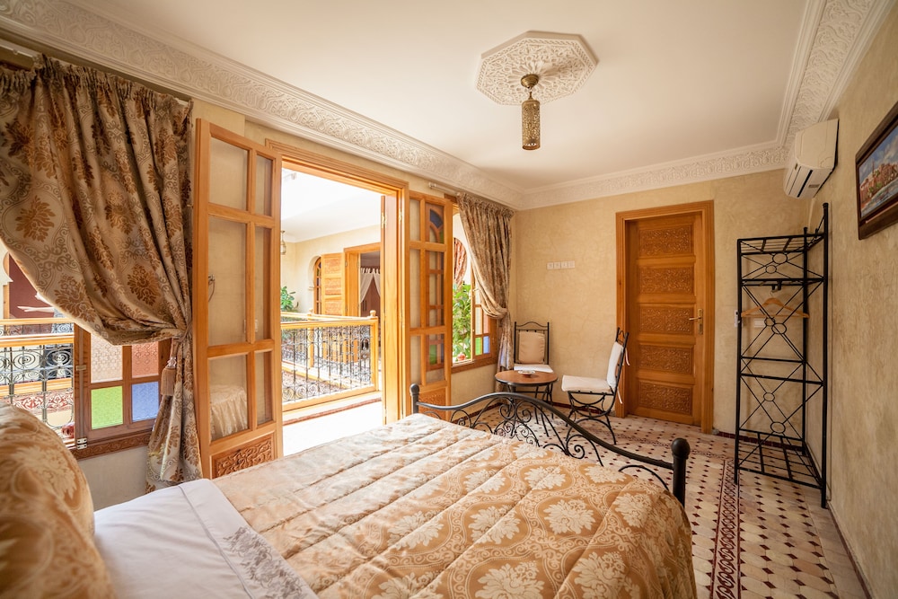 1 BEDROOM, BASIC, PRIVATE BATHROOM