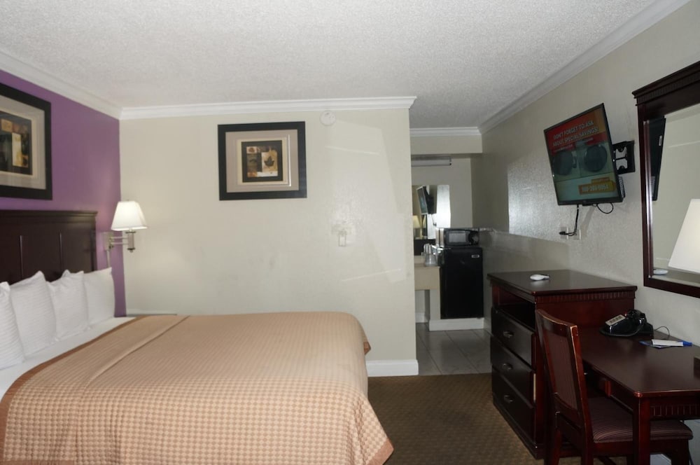 Dream Inn Fresno 17/50