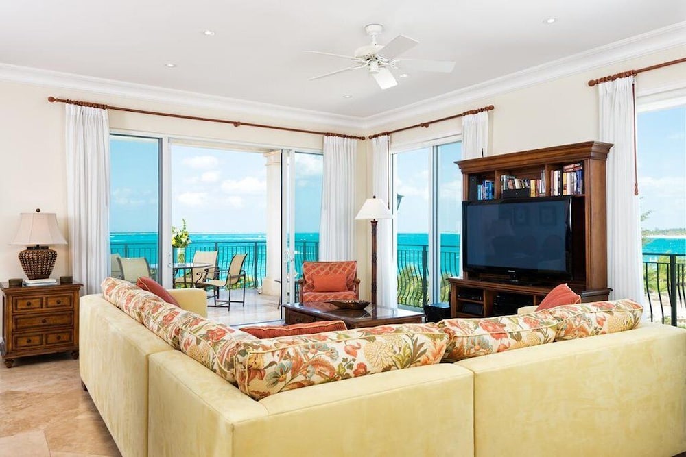 BIANCA SANDS ON GRACE BAY 55/78