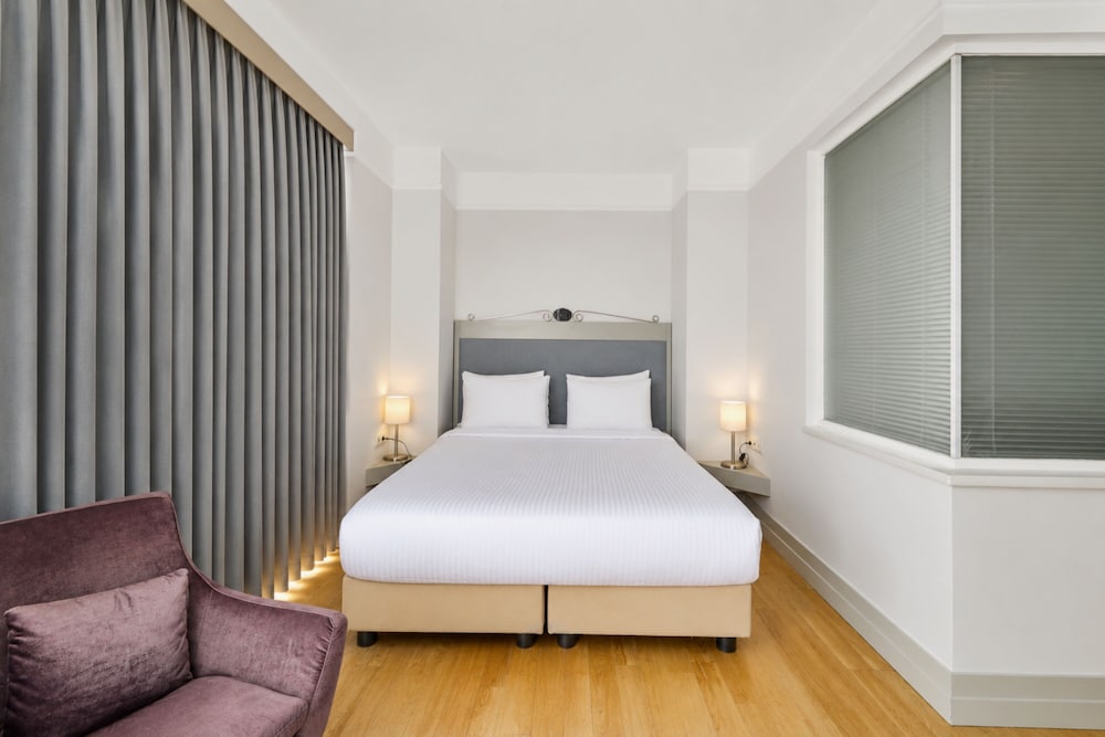 SUITE, KING BED, CORNER