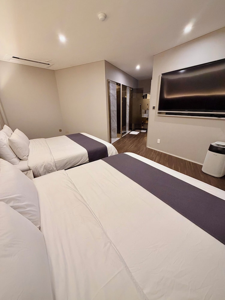 Economy, 2 Double Beds, No Window