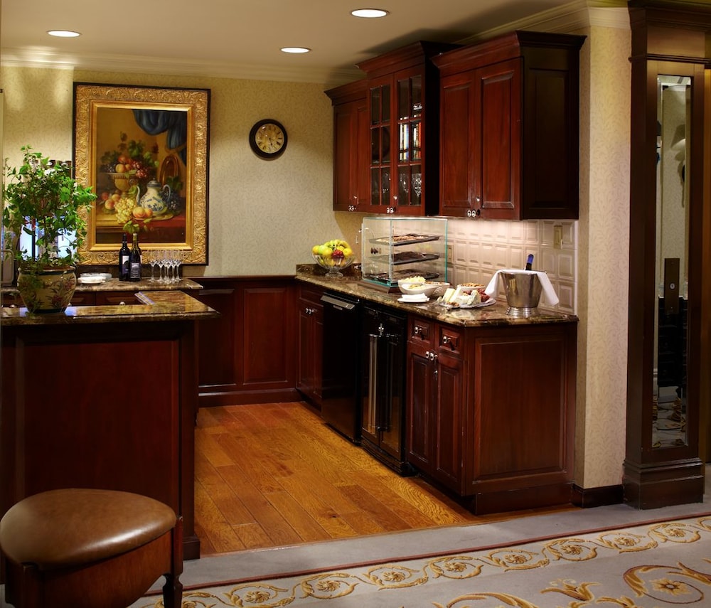 Delamar Greenwich Harbor 51/58