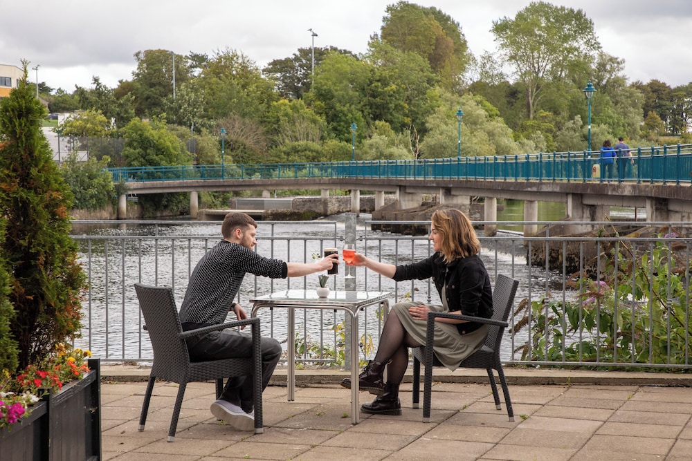 Riverside Hotel 50/50
