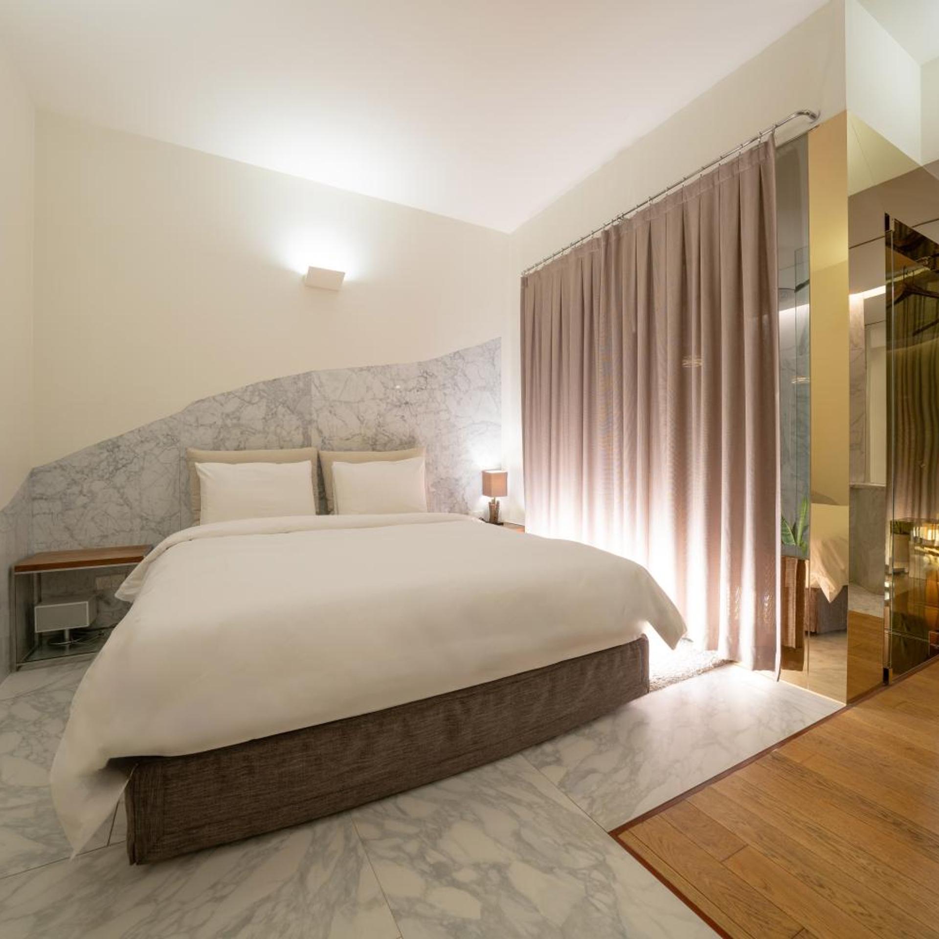 DELUXE, DOUBLE BED