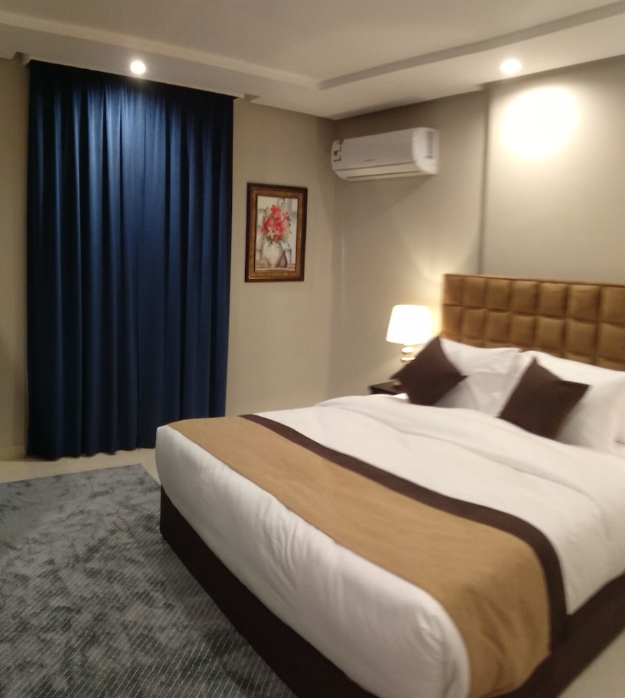Family Suite, King and Twin Beds