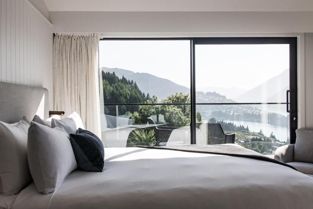 LUXURY, LAKE VIEW