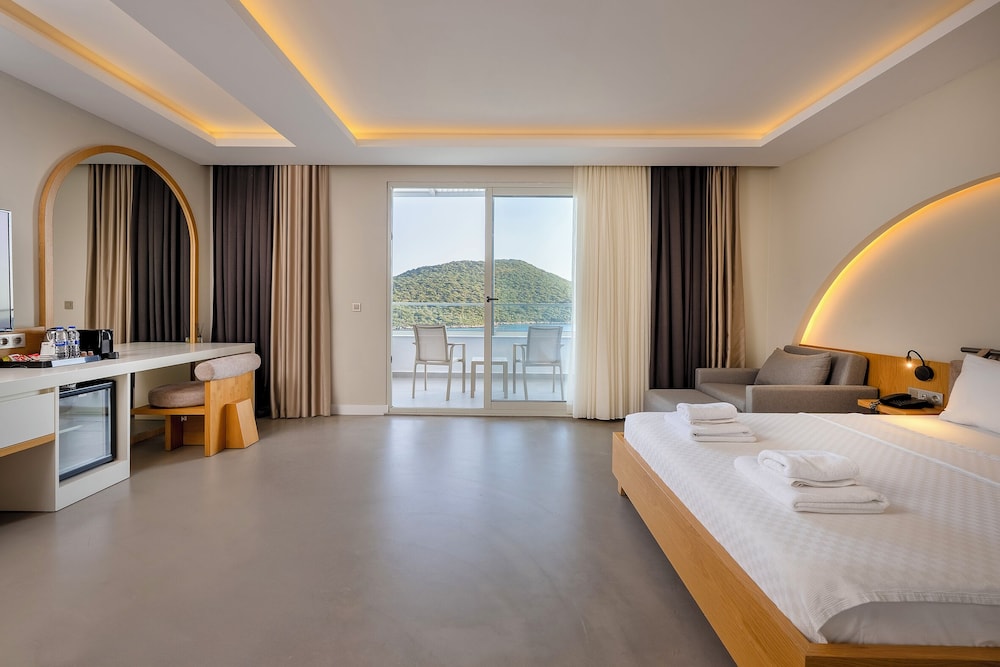 DELUXE, QUEEN BED, SEA VIEW, SOFA
