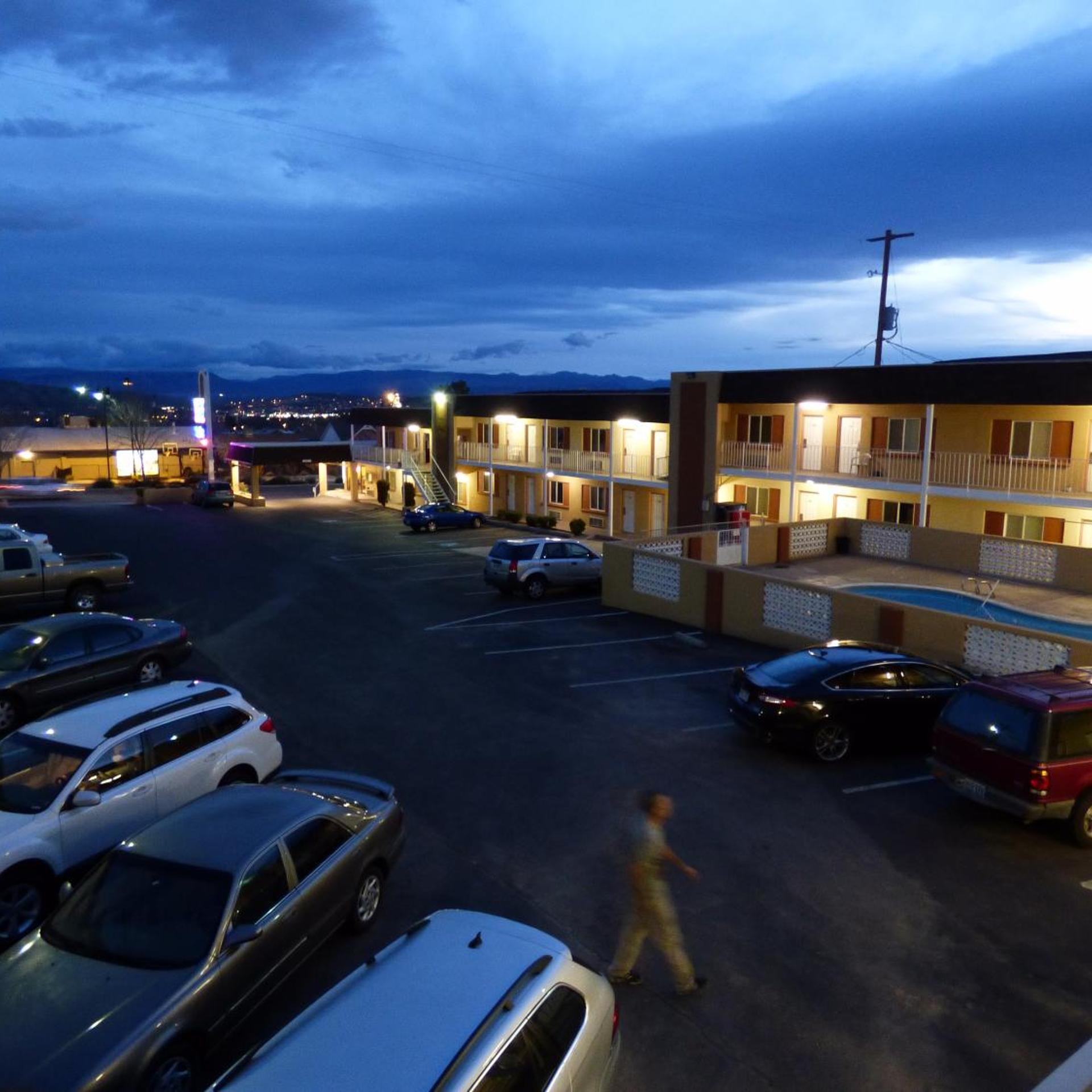Economy Inn Suites 22/23