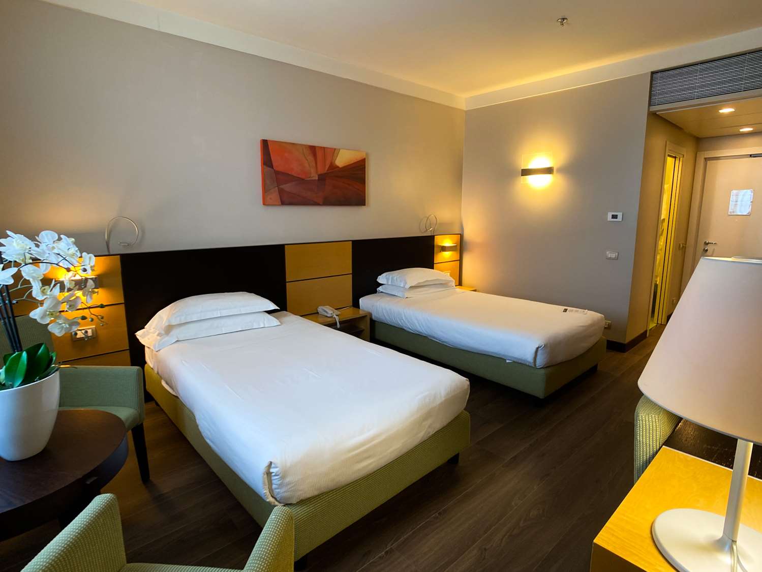 غرفة قياسية بسريرين منفصلين