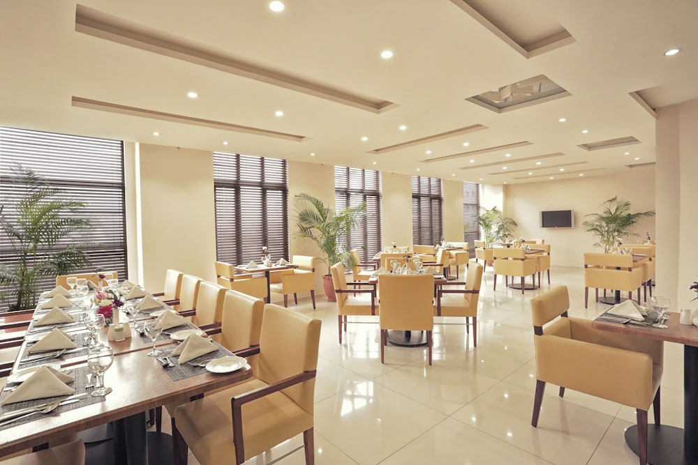 Avari Xpress Faisalabad 45/60