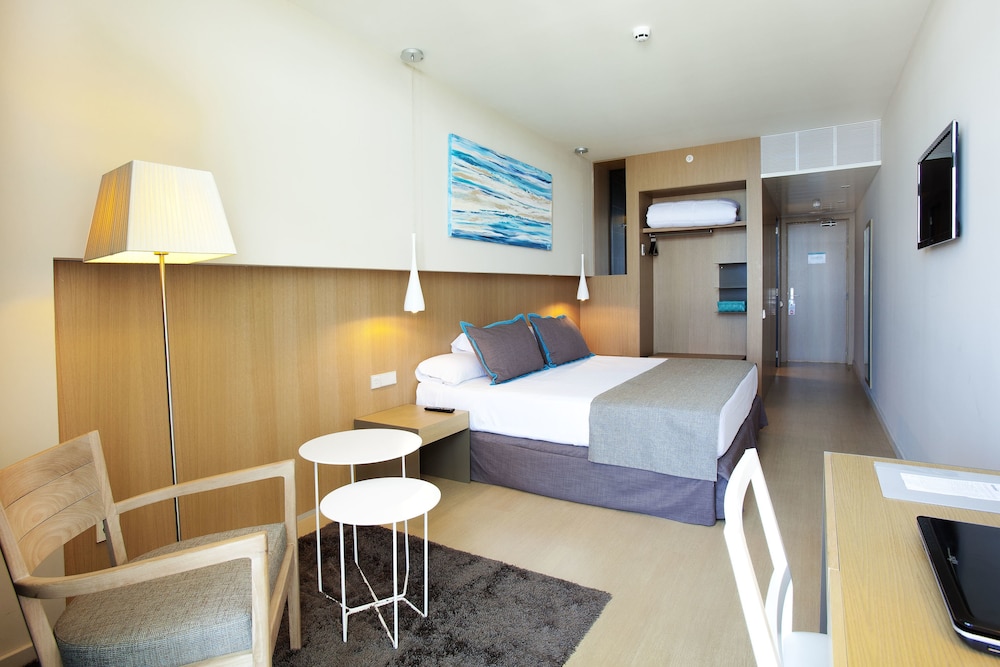 غرفة ثلاثية بسريرين منفصلين بإطلالة على المرسى بشرفة مع أريكة، Atenea Port Mataro Hotel 6/8