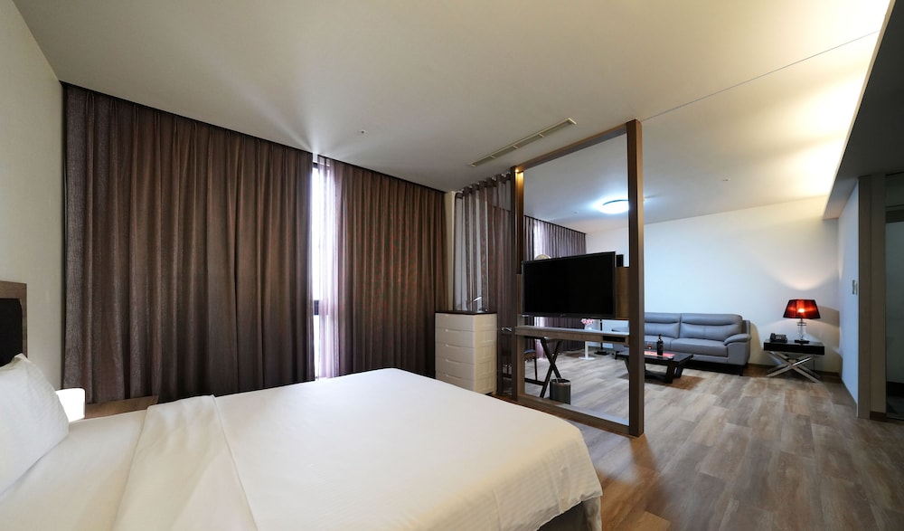 EXECUTIVE, QUEEN BED