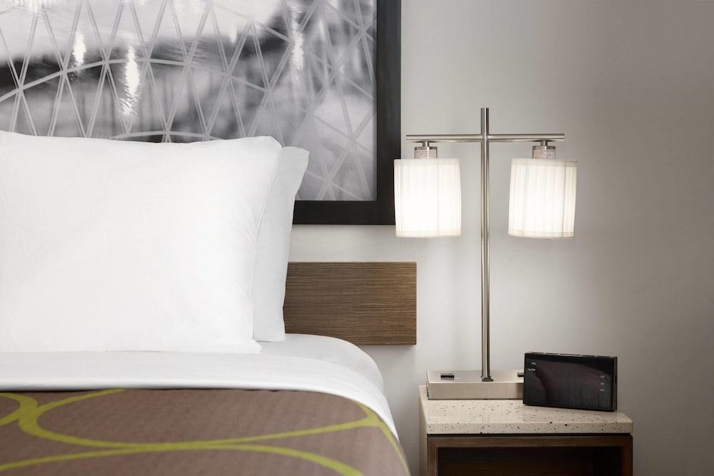 Super 8 by Wyndham Bronx Near Stadium 25/40
