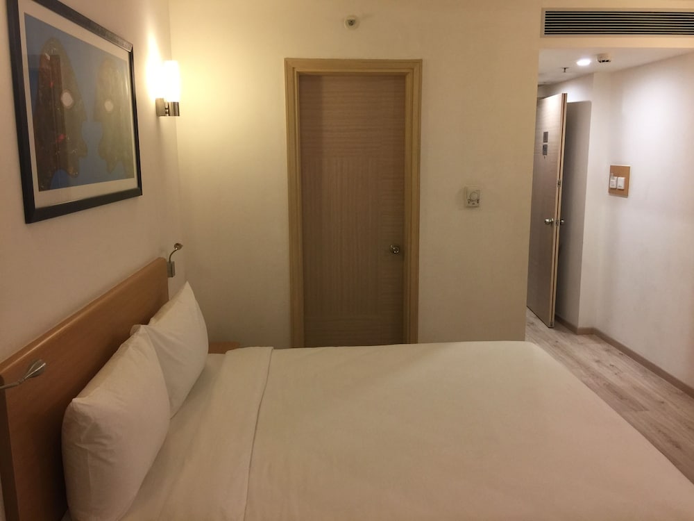 1 BEDROOM, BUSINESS, DOUBLE OR TWIN BED, SMOKING